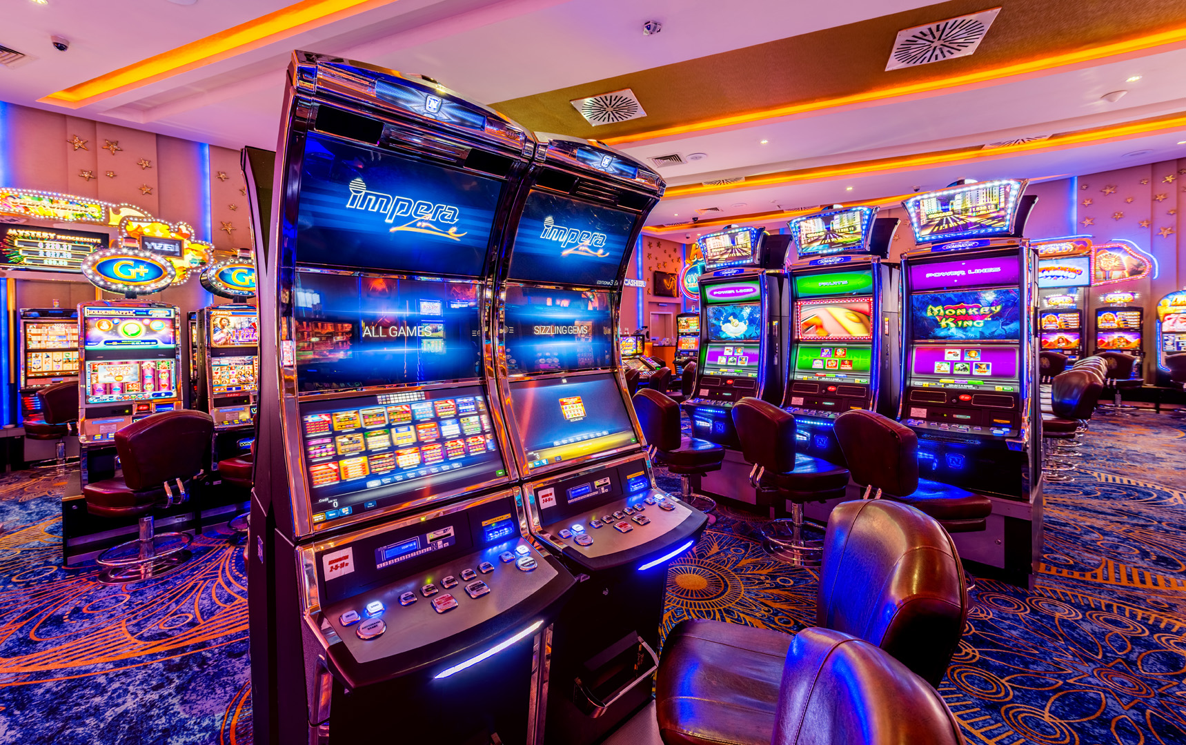 Сайт игровых автоматов slots casino. Игровые автоматы казино Белладжио. Казино игровые автоматы IRMS/1488/59101. Игровой зал. Зал игровых автоматов.